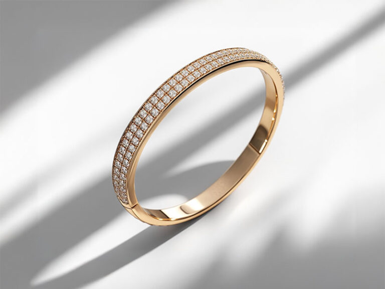 packshot biżuterii w lekkiej aranżacji