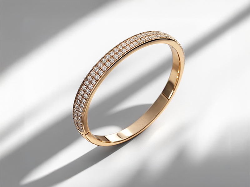 packshot biżuterii w lekkiej aranżacji