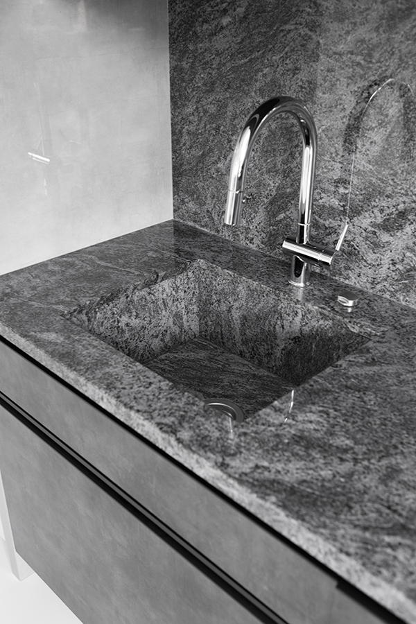 zlew wpuszczany w blat z szarego kamienia – detal nowoczesnej kuchni na wymiar Kulenty