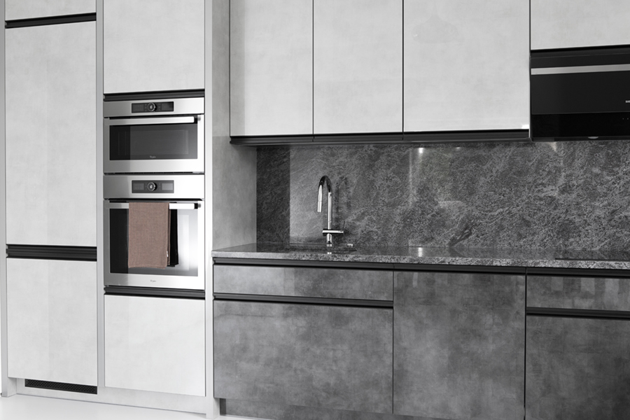 słupek AGD z piekarnikiem i mikrofalą w zabudowie – biała kuchnia na wymiar od firmy Kulenty