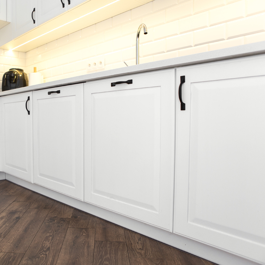 Fotografia wnętrz biała kuchnia na wymiar