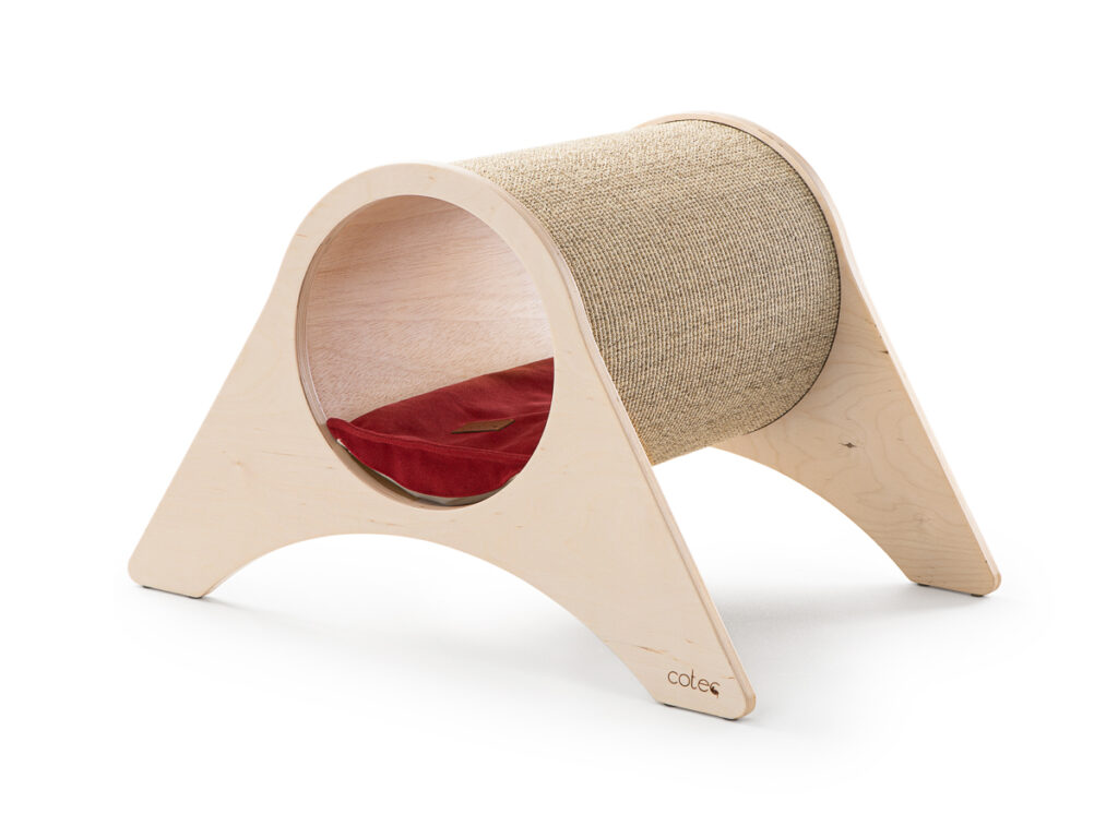 Drapak tunel dla kota z sisalowym wałkiem – poduszka czerwona, packshot e-commerce