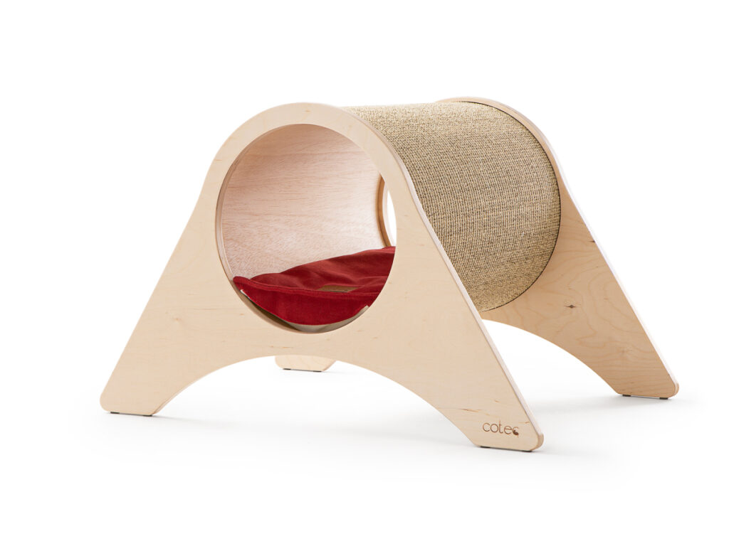 Drapak tunel dla kota – ujęcie 3/4, czerwona poduszka, fotografia e-commerce