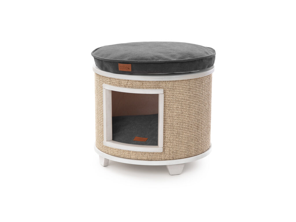 Budka dla kota z sisalu z wejściem – ujęcie z przodu, poduszka grafitowa, fotografia katalogowa