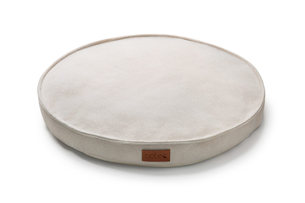 Okrągłe legowisko dla kota kremowe – ujęcie z boku, packshot do sklepu internetowego