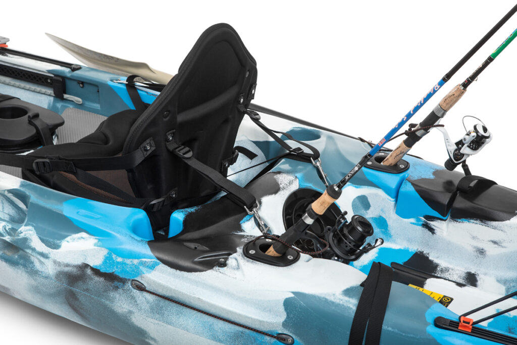 Packshot kajaka – ujęcie boczne z siedziskiem i wędkami, prezentacja osprzętu na białym tle
