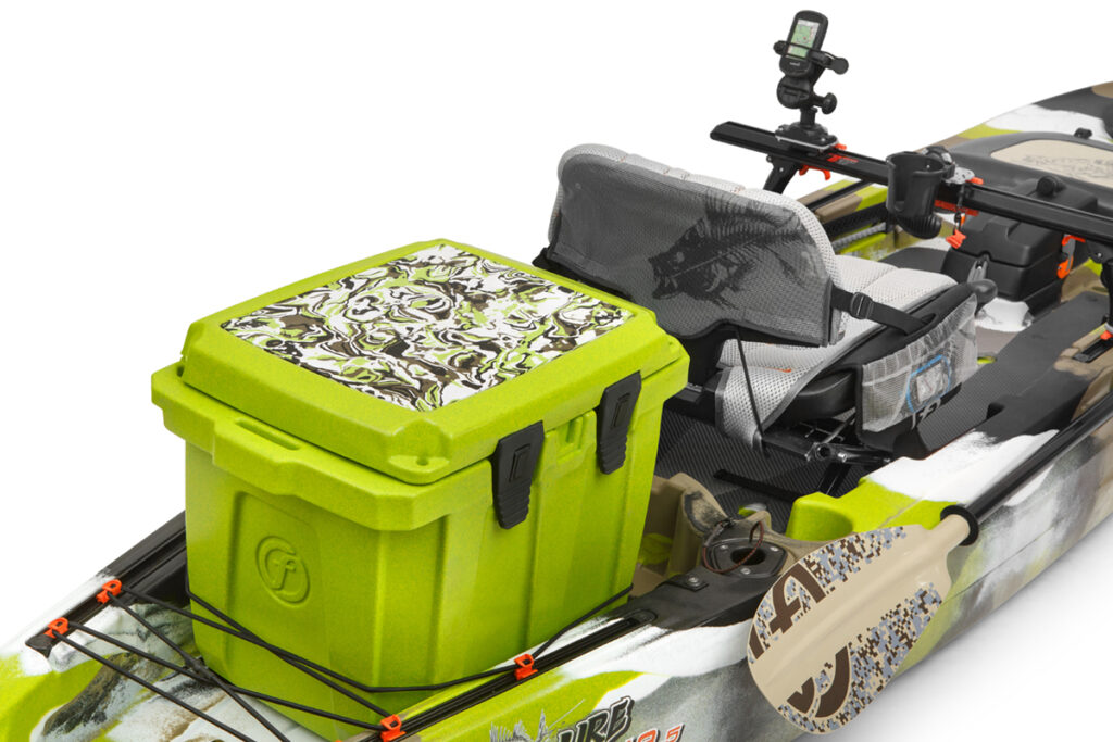Fotografia produktowa kajaka – zbliżenie tylnej części z pojemnikiem/boxem transportowym, ujęcie detalu