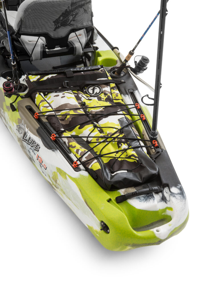 Packshot kajaka – widok z góry/3/4, pełna konfiguracja z osprzętem na białym tle