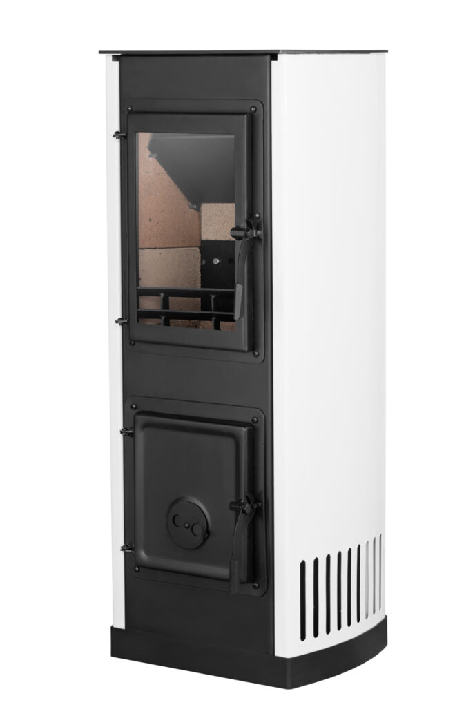 Zdjęcie produktowe pieca kominkowego – ujęcie 3/4 z boku, jasna obudowa i przeszklone drzwiczki