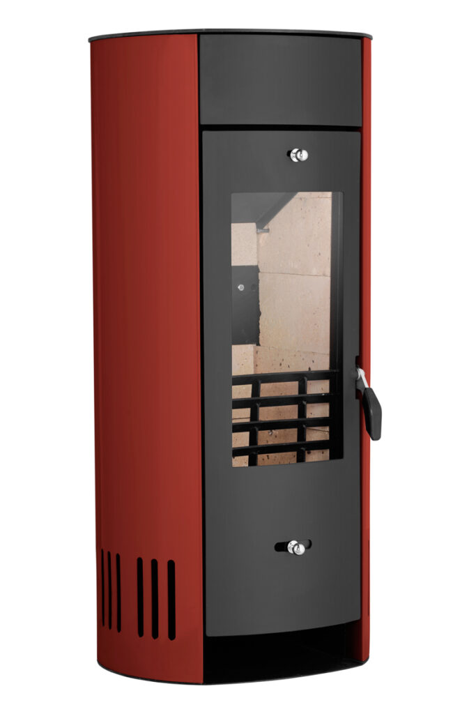 Packshot pieca kominkowego – ujęcie 3/4, bordowa obudowa, przeszklone drzwiczki zamknięte