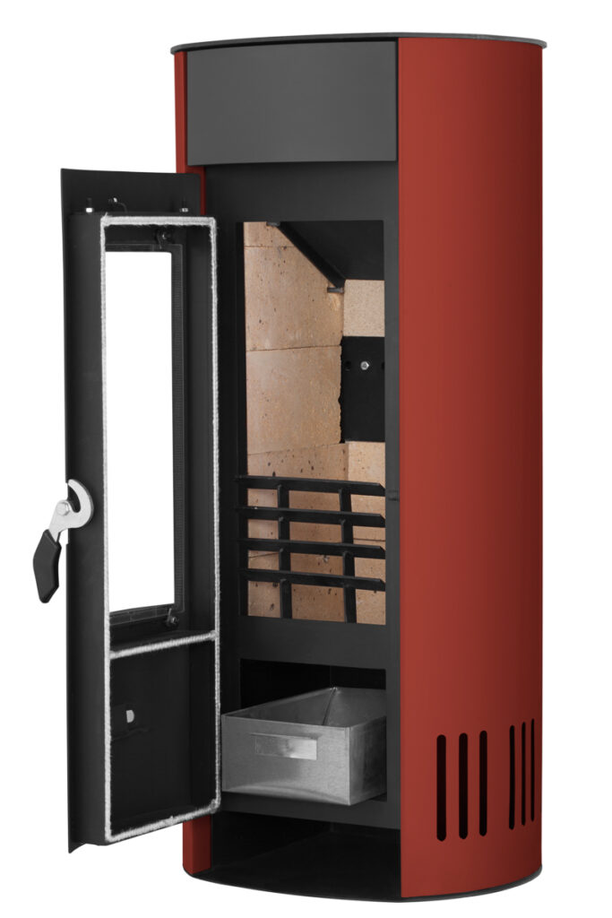 Zdjęcie produktowe pieca kominkowego – ujęcie 3/4 z otwartymi drzwiczkami, widoczne wnętrze paleniska