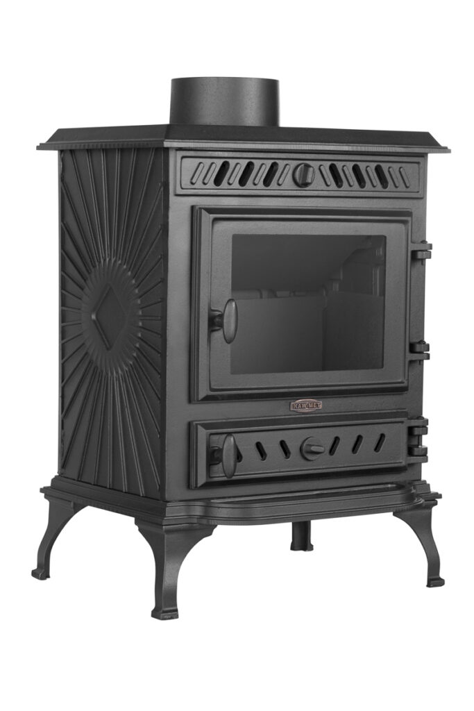 Zdjęcie produktowe żeliwnego pieca kominkowego – ujęcie 3/4 z lewej strony, widoczne zdobienia korpusu