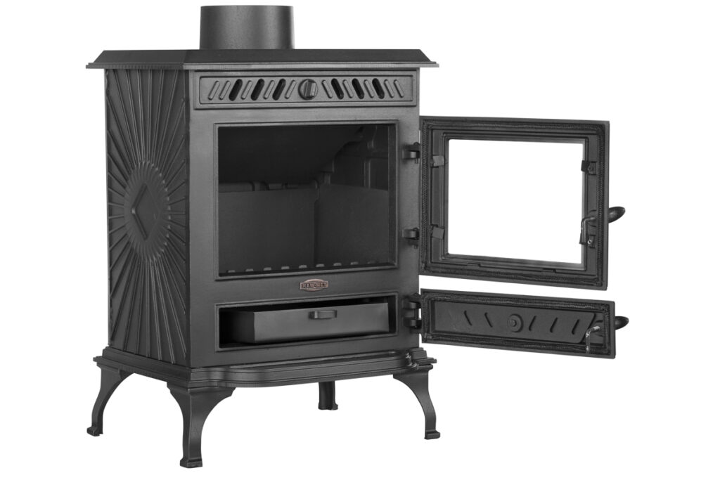 Fotografia e-commerce żeliwnej kozy – ujęcie 3/4 z otwartymi drzwiczkami, pokaz wnętrza