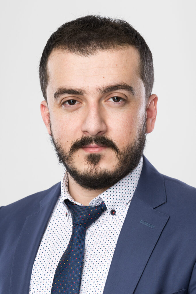 Portret biznesowy mężczyzny w garniturze – fotografia wizerunkowa do LinkedIn i strony firmy