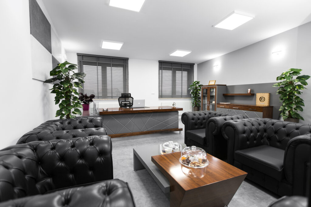 Fotografia wnętrz biurowych – strefa spotkań, zdjęcia reklamowe przestrzeni firmy