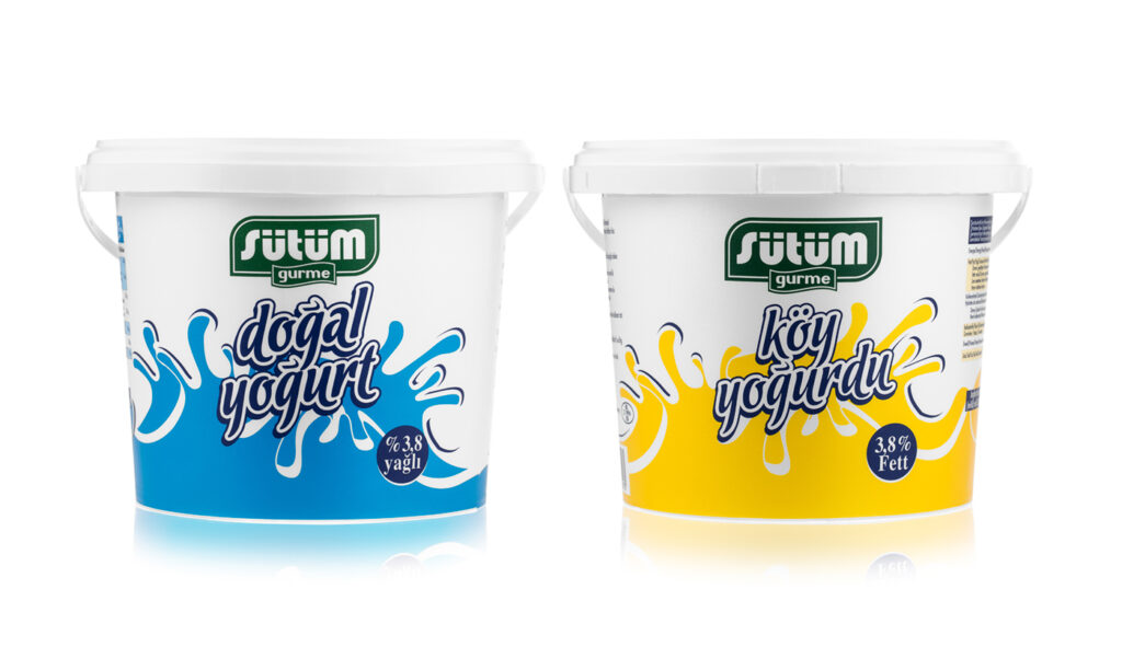 Packshot jogurtów w butelkach na białym tle – zdjęcia produktowe do e-commerce