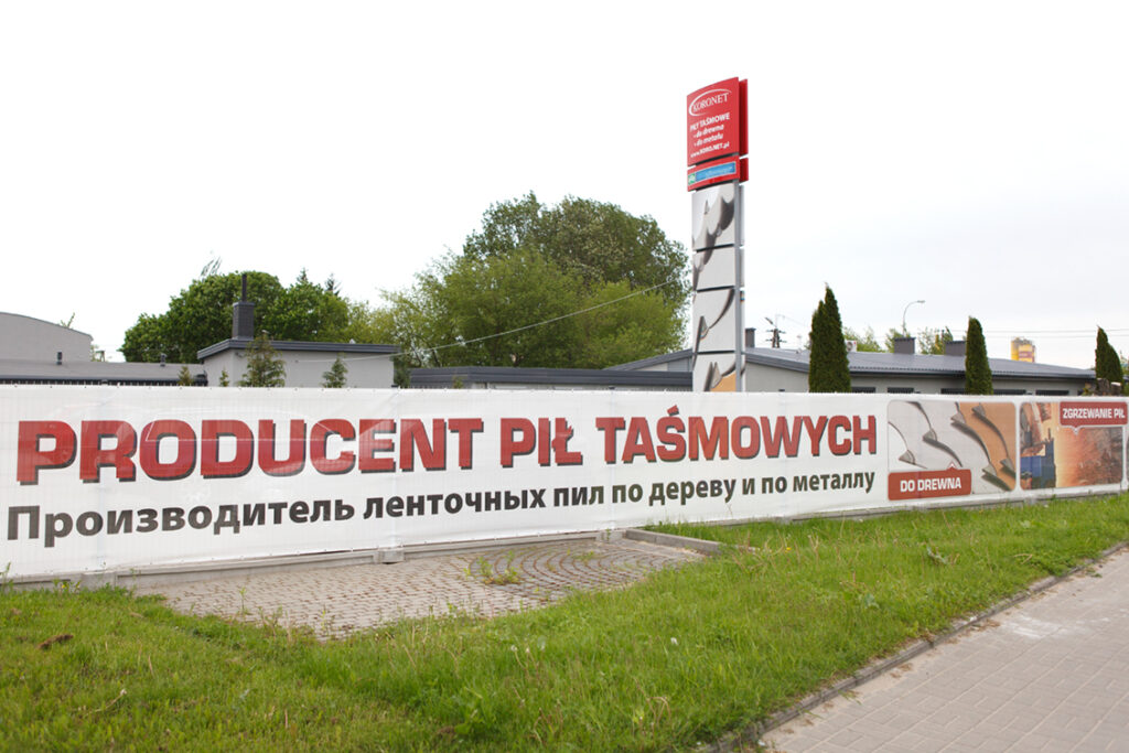 Baner i oznakowanie siedziby producenta pił taśmowych – fotografia biznesowa firmy i komunikacji marki