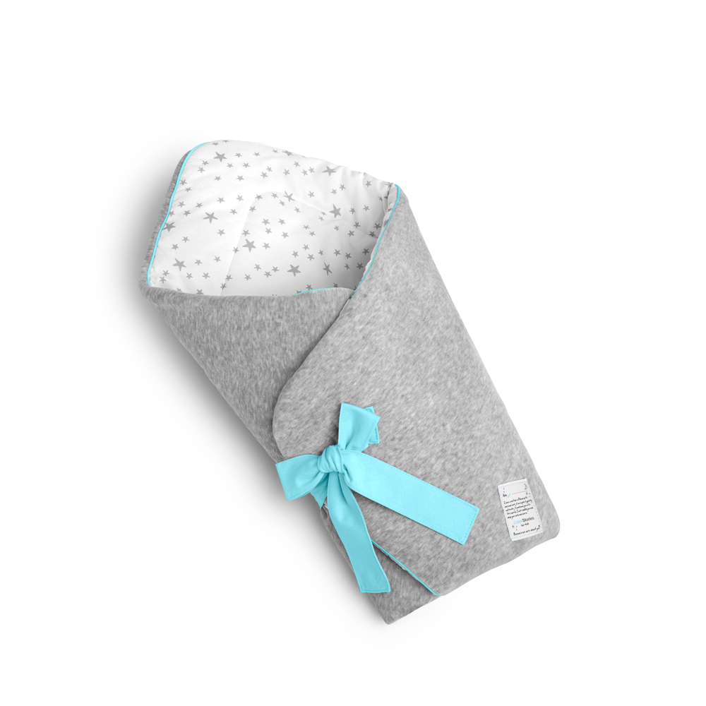 Packshot rożka niemowlęcego szarego z niebieską kokardą – zdjęcia produktowe dla marki dziecięcej