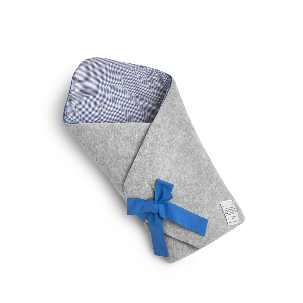 Fotografia packshotowa rożka dla dziecka z miętową kokardą – ujęcie na białym tle