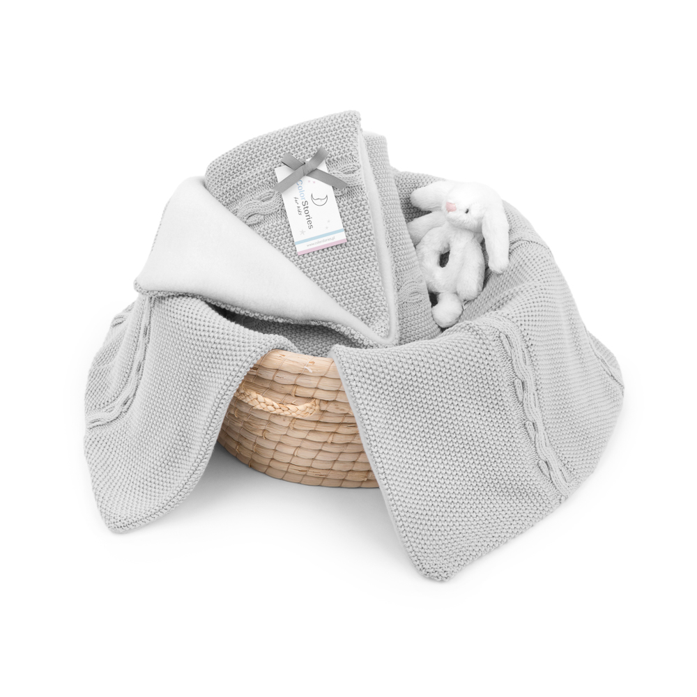 Zdjęcia produktowe dla dzieci – kocyk i akcesoria w koszu, packshot do sprzedaży online