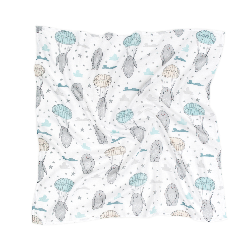 Fotografia produktowa tekstyliów dziecięcych – tkanina w niebieskie wzory, ujęcie katalogowe