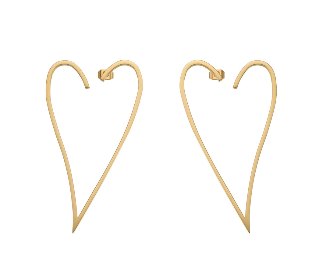Złote kolczyki kontur serca – fotografia produktowa biżuterii