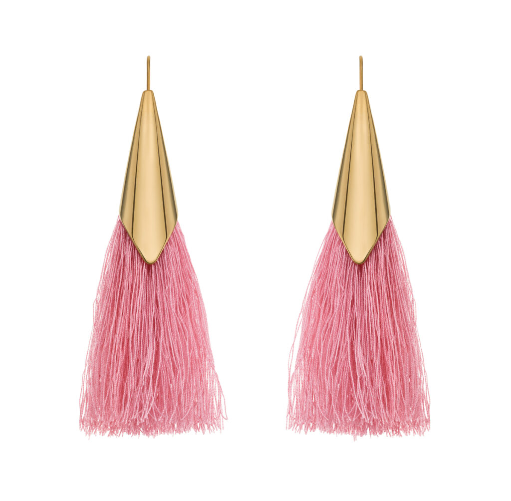 Kolczyki z różowym chwostem – zdjęcie produktowe biżuterii na białym tle