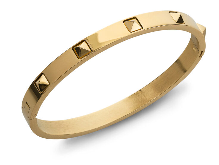 Złota bransoleta bangle z ćwiekami – packshot biżuterii na białym tle