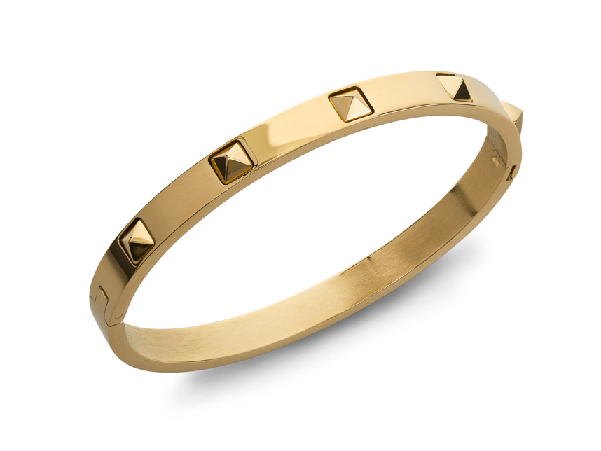 Złota bransoleta bangle z ćwiekami – packshot biżuterii na białym tle