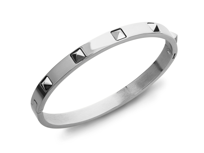 Srebrna bransoleta bangle z ćwiekami – fotografia produktowa biżuterii