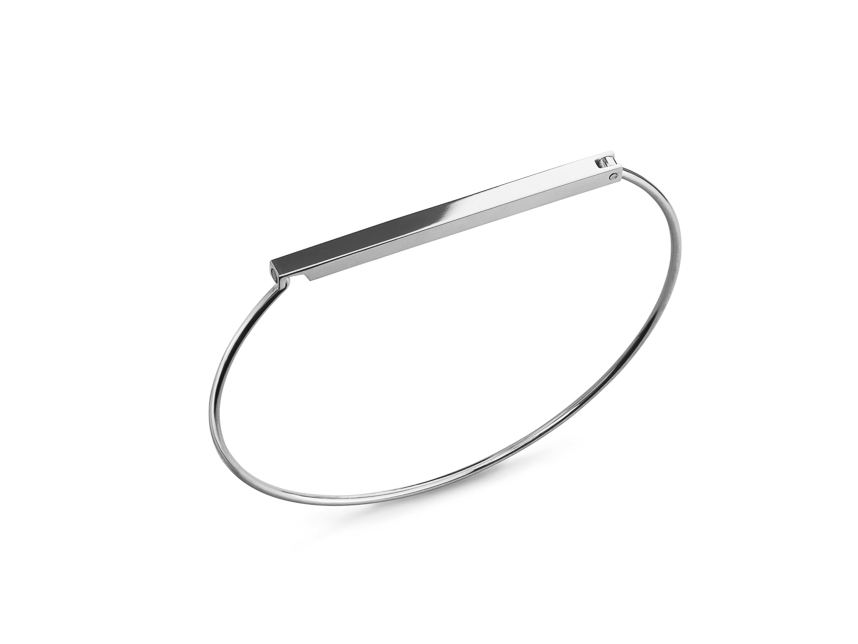 Bransoletka sztywna srebrna z ozdobnym elementem – packshot biżuterii do e-commerce