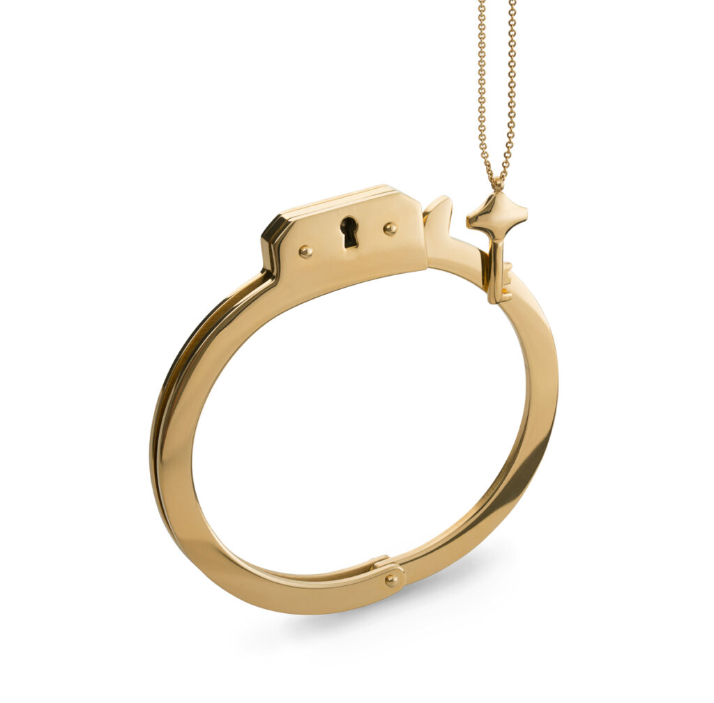 Złota bransoletka otwierana na łańcuszku – fotografia biżuterii packshot