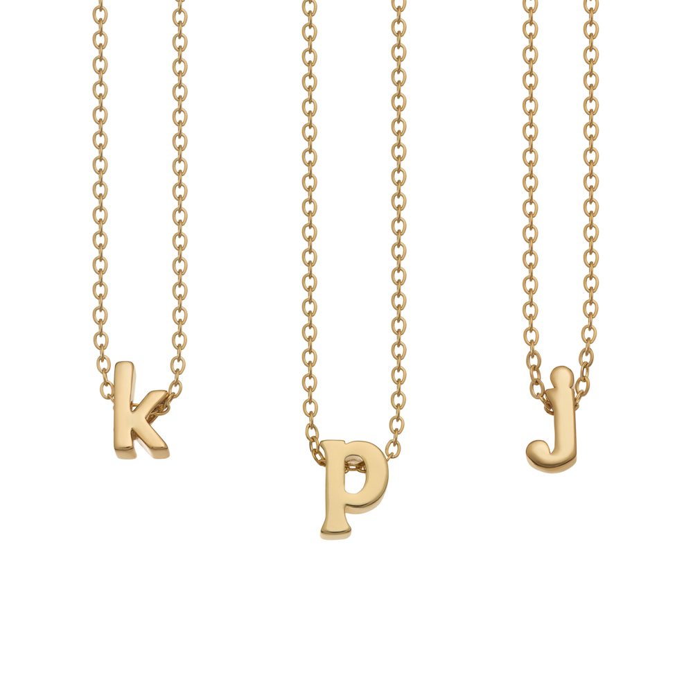 Naszyjniki z literkami K P J – packshot biżuterii na białym tle