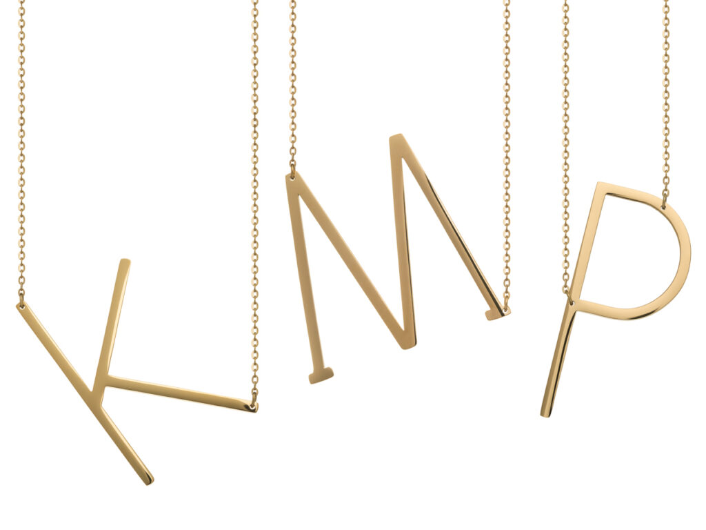 Naszyjniki literowe K M P – zdjęcia produktowe biżuterii do sklepu internetowego