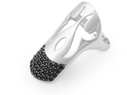 Srebrny pierścionek z czarną fakturą – packshot biżuterii na białym tle