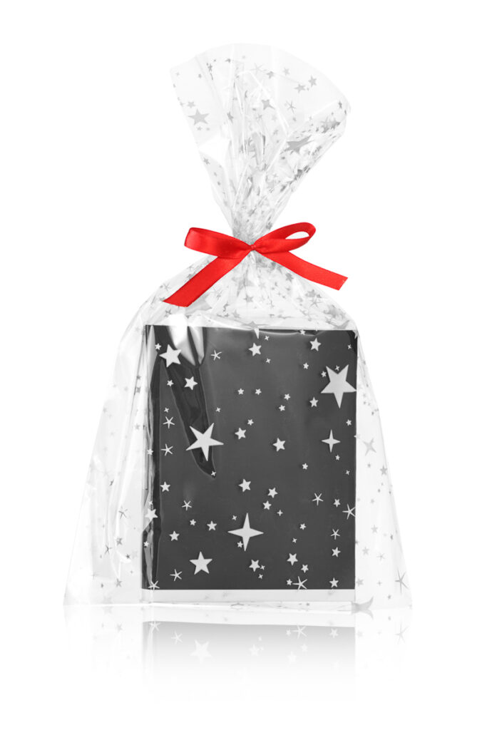 Przezroczysty woreczek z białymi gwiazdkami i czerwoną wstążką – zdjęcie produktowe z kontrolą refleksów