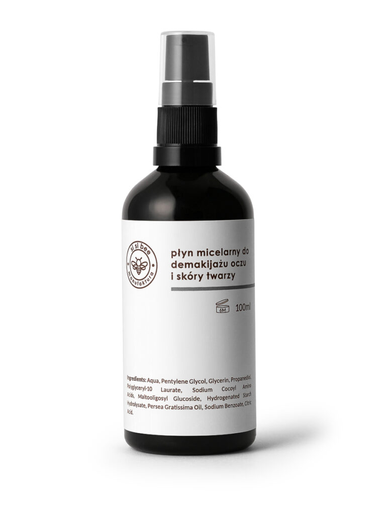 Płyn micelarny w czarnej butelce z atomizerem – packshot kosmetyku na białym tle