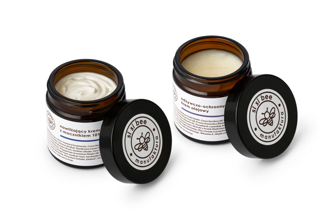 Dwa słoiczki kremu obok siebie – packshot kosmetyków na białym tle