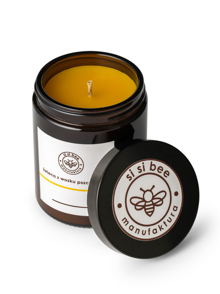 Świeca w słoiku z otwartą pokrywką – packshot produktu lifestyle