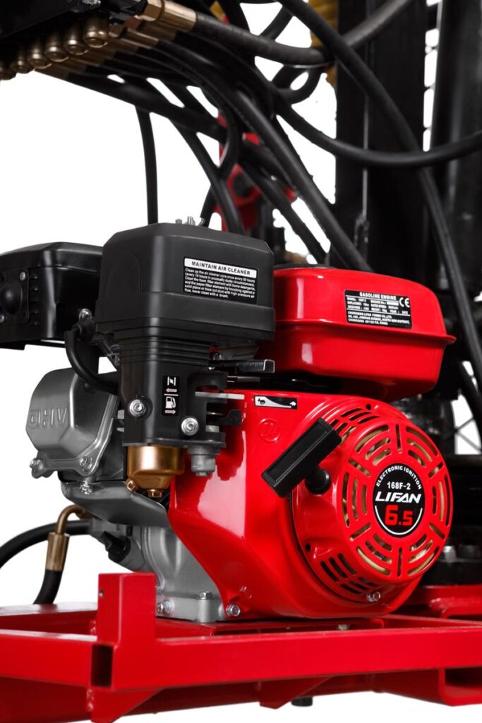 Silnik spalinowy – fotografia produktowa komponentu maszyny (detal techniczny)