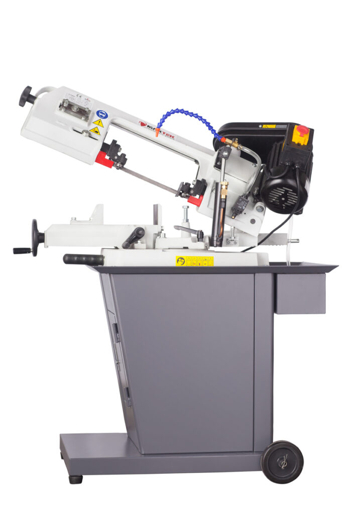 Kompaktowa piła taśmowa na stojaku – packshot urządzenia warsztatowego (studio)