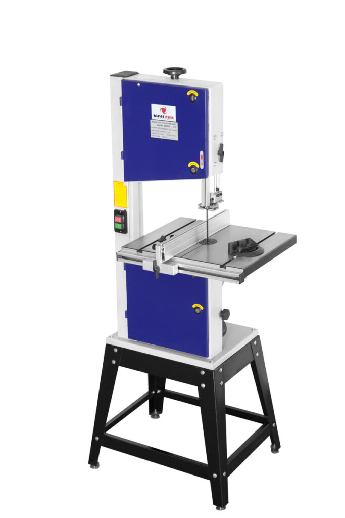 Piła taśmowa do metalu na podstawie – fotografia produktowa maszyn na białym tle