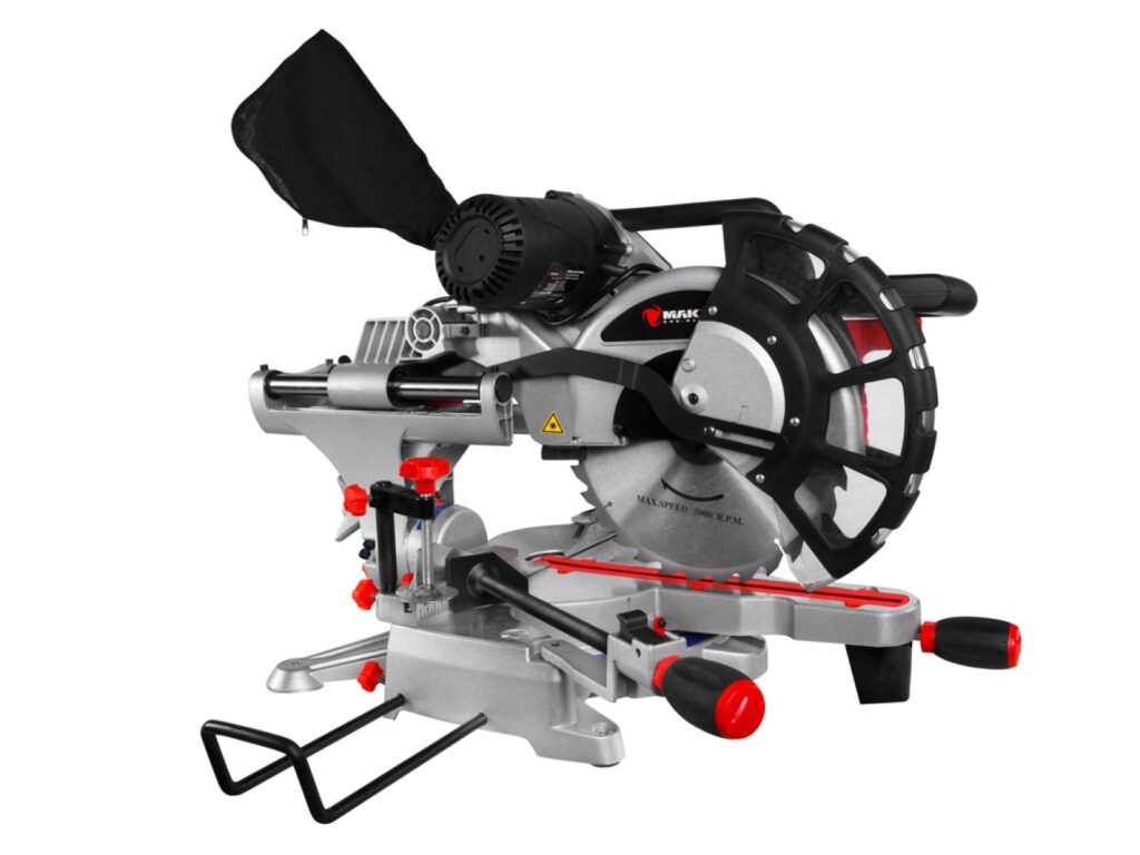 Pilarka ukośnica do drewna – packshot narzędzia warsztatowego na białym tle, fotografia produktowa B2B