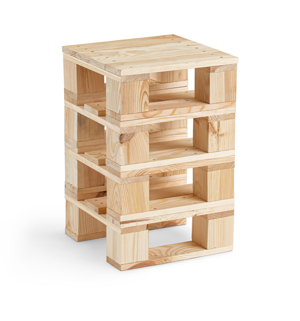 Packshot drewnianego regału modułowego na białym tle – fotografia produktowa do e-commerce