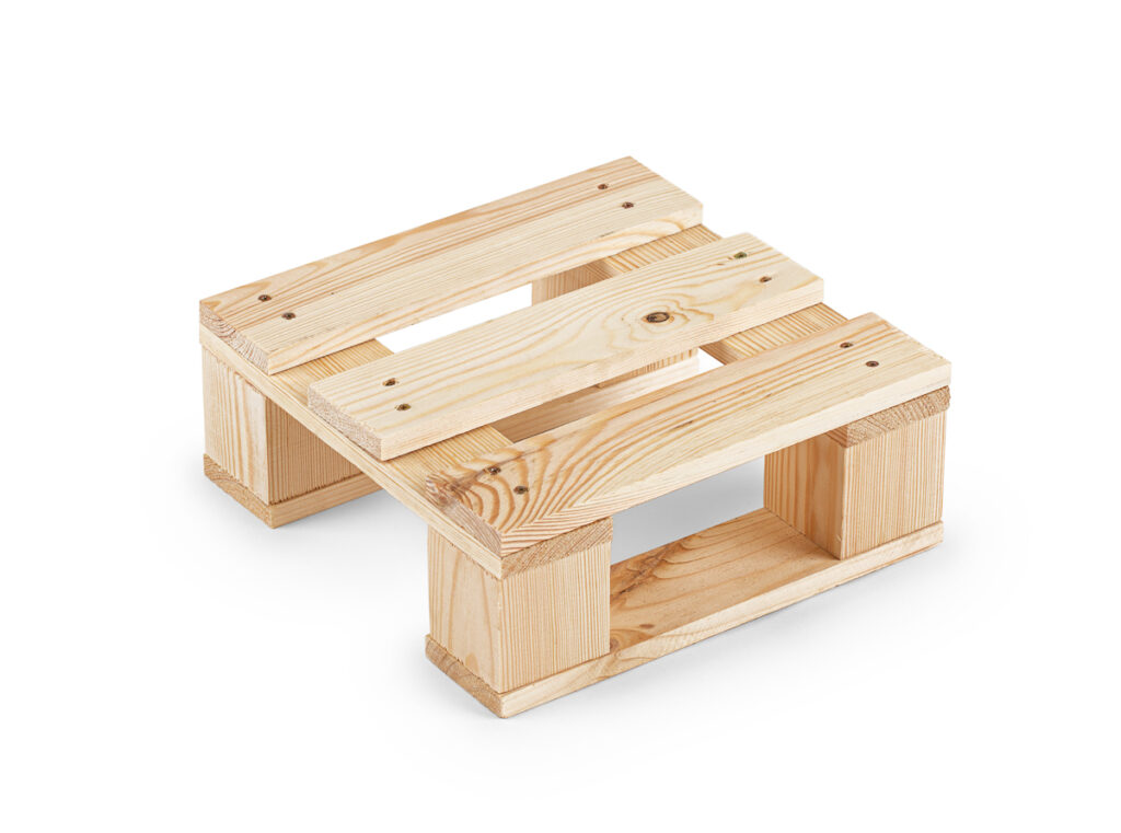 Zdjęcie produktowe podstawki pod kwiaty drewnianego z palet – packshot do sklepu internetowego