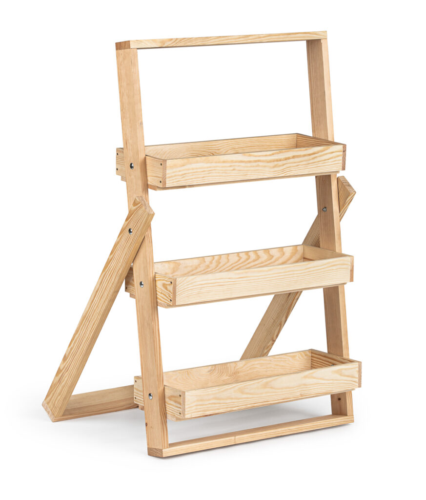 Fotografia packshotowa drewnianego stojaka na kwiaty drabinkowego – ujęcie na białym tle