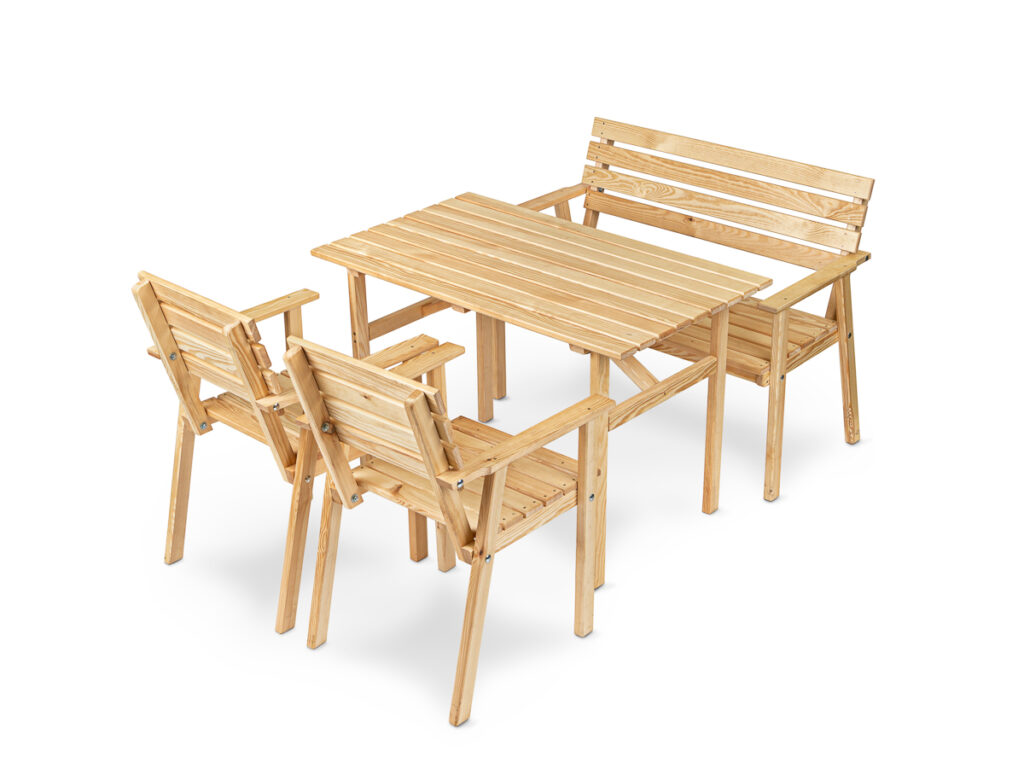 Fotografia produktowa zestawu mebli ogrodowych: stół i krzesła drewniane – komplet ujęć do e-commerce