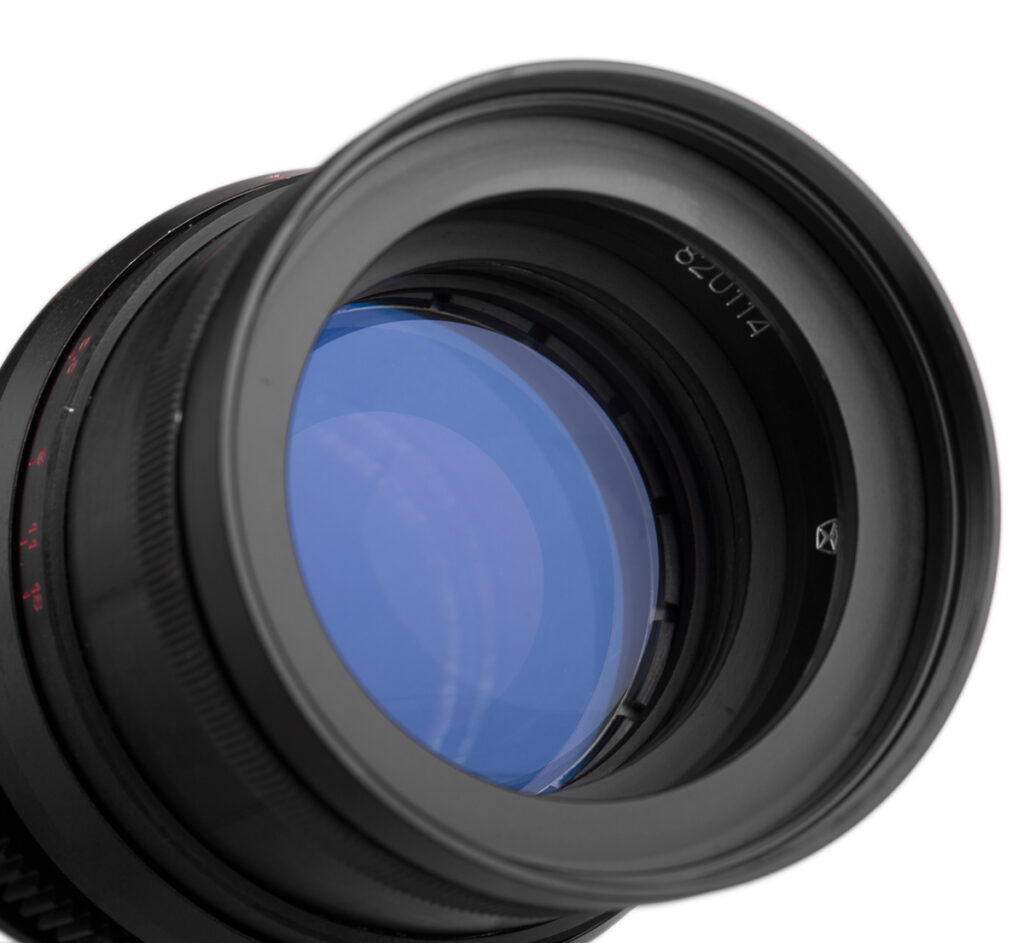 Packshot obiektywu do marketplace – front soczewki, czytelne logo i oznaczenia