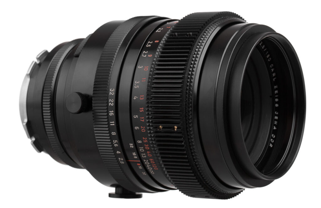 Sprzęt fotograficzny używany – obiektyw do aparatu, packshot na białym tle