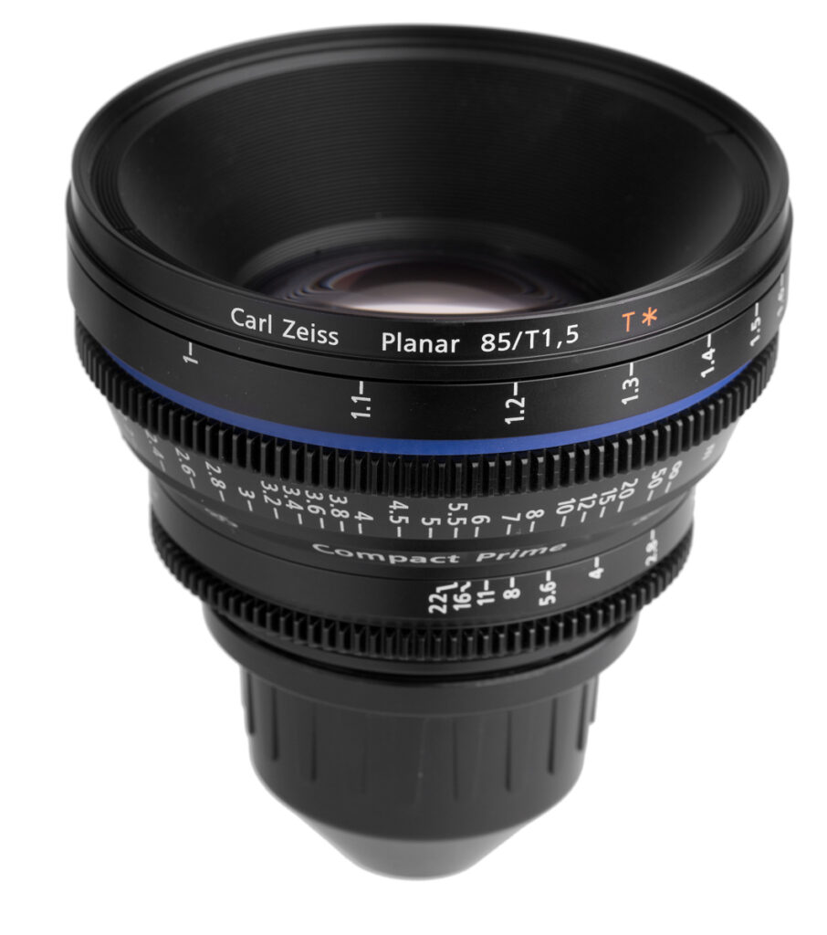 Używany obiektyw Carl Zeiss – packshot na białym tle, sprzęt foto premium